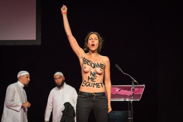 Des Femen perturbent un salon musulman
